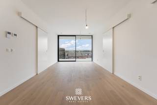 Voor meer info en foto’s, surf naar www.swevers.be – Dit recente appartement aan de Graaf van Loonstraat 12 bus 48 in Beringen biedt 99 m² bewoonbare oppervlakte en ligt op de 4de verdieping van een gebouw uit 2022. U geniet hier van een hedendaagse woonbasis, een praktische indeling en een centrale ligging op korte afstand van het centrum.<br />Via de ruime inkomhal bereikt u vlot de verschillende ruimtes. De open leefruimte met keuken vormt het hart van het appartement en is samen 35 m² groot. Dankzij de rechtstreekse aansluiting op het balkon geniet de woonkamer van veel lichtinval en een aangename verbinding met buiten. De keuken is praktisch tegen de wand geplaatst, waardoor er voldoende ruimte overblijft voor een eethoek en zithoek.<br />Het appartement beschikt over twee slaapkamers, beide met toegang tot of zicht op het brede balkon. De indeling zorgt voor een duidelijke scheiding en voldoende privacy, ideaal voor koppels, kleine gezinnen of wie een aparte bureaukamer wenst. Een extra troef zijn de twee compacte en functionele badkamers, wat het dagelijks comfort aanzienlijk verhoogt.<br />Het balkon van 14 m² strekt zich uit over bijna de volledige breedte van het appartement en sluit aan op zowel de leefruimte als de slaapkamers. Daarnaast is er een aparte berging met plaats voor wasmachine en droogkast.<br />Scholen, openbaar vervoer, winkels, restaurants en ontspanning bevinden zich op ongeveer 500 meter. Zo combineert dit appartement recent wooncomfort met een bijzonder praktische ligging in Beringen. Voor meer informatie, bel 011 255 155. Bron bewoonbare oppervlakte: EPC – verslag.