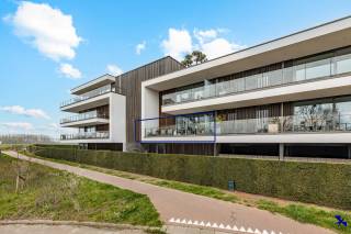 Welkom in Rumst!<br /><br />Op zoek naar een stijlvol appartement met zicht op het water vlakbij E19 &amp; A12?<br /><br />Dit appartement combineert comfort, licht en ruimte op een toplocatie aan het water. Het ruime terras biedt een prachtig zicht op het water, terwijl de grote ramen de woonkamer vullen met natuurlijk licht en een open, aangename sfeer creëren.<br /><br />De indeling is praktisch en doordacht. De open woonkamer en moderne keuken vormen het hart van de woning, ideaal om samen te zijn of gasten te ontvangen. Twee ruime slaapkamers zorgen voor privacy en flexibiliteit, terwijl de lift in het gebouw het dagelijkse comfort extra verhoogt.<br /><br />Een echte troef is het ruime binnenzwembad, exclusief voor bewoners. Het is de perfecte plek om te ontspannen, te sporten of gewoon even te genieten van een rustig moment, ongeacht het weer buiten.<br /><br />Bij het appartement horen twee privatieve autostaanplaatsen, die verplicht mee aan te kopen zijn (€36.000).<br /><br />Extra troeven:<br />Enkel eigenaars als bewoners<br />Bezoekersparking aanwezig<br />Gunstig EPC-label A<br /><br />Interesse gewekt? Contacteer ons kantoor via info@hiro.be of 03 230 00 14!