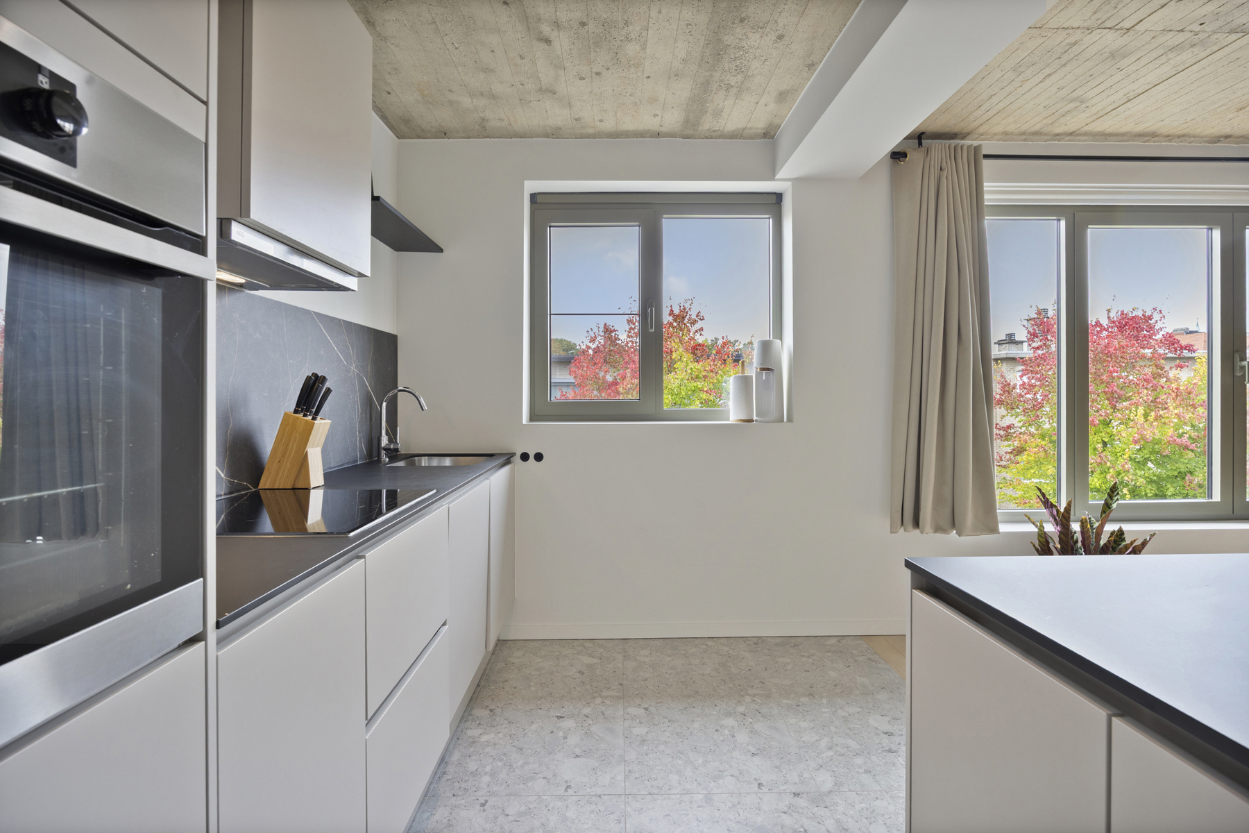 Gerenoveerd appartement met 2 slaapkamers, terras en garage - foto 4