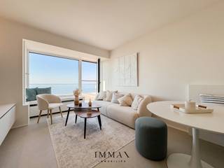 Op een toplocatie aan het Albertstrand en nabij het Rubensplein te Knokke vindt u dit prachtig gerenoveerde appartement met frontaal zeezicht...