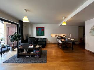 Dit lichtrijk appartement is gelegen op de tweede etage van de residentie Charline. Dit in de nabijheid van de Vrijdagmarkt en Korenmarkt, diverse winkels alsook op wandelafstand van het historisch centrum van Gent. In de ruime eet- en leefruimte met diverse raampartijen heeft u een uniek zicht op de torens. <br />Indeling: Leefruimte, eetruimte, berging, keuken, apart toilet, badkamer met douche en mogelijkheid voor wasmachine , 2 slaapkamers met ingemaakte kasten en derde kleinere slaapkamer. <br />Extra bergruimte op het terras!<br />Onmiddellijk beschikbaar!<br />De gemeenschappelijke kosten bedragen 130,- euro per maand.<br /><br />Voor meer informatie contacteer louise@centeroffice.be of Louise 0493 76 17 53.