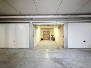 <p><strong><span>Garagebox in het centrum!</span></strong><br /><br />In de Pontstraat, <span><strong>op wandelafstand van het bruisende hart van de stad en de Grote Markt</strong></span>, bevindt zich deze <strong>afgesloten ondergrondse garagebox</strong> op <strong>gelijkvloers</strong>. De garage is gelegen onder gekende winkelketens en geniet van een bijzonder <strong>vlotte bereikbaarheid</strong>.</p>
<p>Dankzij de <strong>centrale ligging</strong>, omringd door winkels, openbaar vervoer, scholen en horecazaken, is dit <strong>een uiterst praktische en gegeerde investering</strong>. De garagebox heeft <strong>een oppervlakte van ruim 15m²</strong> en is geschikt voor het stallen van een wagen, fietsen of kan perfect dienen als extra opslagruimte.</p>
<p>Troeven:</p>
<ul>
<li><strong>Centrale topligging</strong></li>
<li><strong>Vlot bereikbaar</strong></li>
<li><strong>Afgesloten en veilig</strong></li>
<li><strong>Multifunctioneel gebruik (wagen, fietsen, stockage)</strong></li>
</ul>
<p>Ideaal voor eigen gebruik of als investering in een stedelijke omgeving waar parkeerruimte schaars is.<br /><br />Voor meer info en/of een bezoek, contacteer uw vastgoedkantoor KURTIMMO via 0476/076993 OF info@kurtimmo.be!</p>