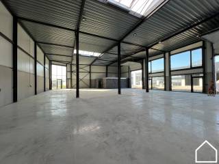 Moderne KMO-unit met uitstekende bereikbaarheid en een totale oppervlakte van 456m².Op slechts 10 minuten rijden van Ieper bevindt zich deze...