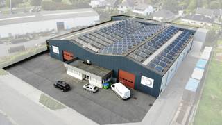 3 ruime loodsen (+-2110m²) met diverse mogelijkheden in een industriezone.<br /><br />De loodsen beschikken over een ruime inkompoort van 4,5m op 5,15m.<br /><br />- Zonnepanelen<br />-Regenwater aanwezig.<br />-3*400 volt.<br />- geïsoleerd dak<br /><br />+ 100 euro maandelijks voorschot verbruik<br />+ grondlasten