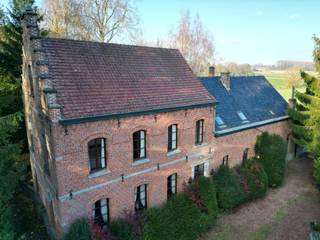 We Invest is trots om u dit prachtige, unieke en historische pand voor te stellen, ideaal gelegen in het hart van het dorp Lombise.Met zijn...