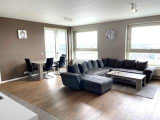 VOLLEDIG GEMEUBELD APPARTEMENT !!!!gelegen in de 5 de toren van de westkaai (eilandje) op de 10 de verdieping prachtig 2 slaapkamer appartement west gelegen met zicht op de haven en bocht van De Schelde indeling :
inkomhal met veiligheidsdeur apart toilet , living met parketvloer , geinstalleerde Bullthaup keuken , aparte berging , 2 slaapkamers en badkamer met lavabo met meubel en ligbad ondergronds is er nog een berging en parking
Beoordeling : zeer mooi en licht appartement met prachtig zicht voorzien van dubbel glas ,cv , overal parketvloeren en prachtig terras. huurprijs 1650 € + 100 € parking + 150€ gemeenschappelijke kosten nuts voorzieningen apart te betalen