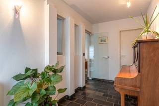 <p>Interesse? Neem rechtstreeks contact op met de eigenaar via:<strong> Ivano@meerinfo.immo </strong>of bel naar <strong>0475/28.04.15</strong> en maak u afspraak voor één van de kijkdagen: 25 april van 14u00-18u00 en zaterdag 2 mei tussen 10u-17u00.</p>
<p>Deze instapklare verzorgde <span>splitlevel woning</span> combineert ruimte, comfort en functionaliteit op een doordachte manier. Dankzij de verschillende niveaus geniet u van een aangename woonbeleving met veel lichtinval en een duidelijke scheiding tussen leef- en slaapgedeeltes.</p>
<p>De woning verwelkomt u via een inkomhal met gastentoilet. De leefruimtes bestaan uit een gezellige eetkamer en een lichtrijke woonkamer. De volledig ingerichte keuken is uitgerust met kwalitatieve <span>Miele-toestellen</span> en sluit naadloos aan op het dagelijkse comfort.</p>
<p>Via de achterhal bereikt u de tuin. Deze ruimte is tevens voorzien van een praktische wasruimte. Op dit niveau bevindt zich ook een ruime slaapkamer met aansluitende dressing en een eigen douchekamer met toilet, ideaal als master bedroom.</p>
<p>Op de verdieping zijn er <span>drie ruime slaapkamers</span>, allen voorzien van <span>ingebouwde kasten</span>, en een stijlvol ingerichte badkamer met <span>inloopdouche, ligbad en toilet</span>. Daarnaast is er nog een <span>zolderruimte</span> die extra mogelijkheden biedt (hobbyruimte of uitbreiding).</p>
<p>Verder beschikt de woning over:</p>
<ul>
<li><span>Garage voor twee wagens, aangename tuin</span></li>
<li><span>Twee volwaardige kelders met ramen</span></li>
<li><span>Zonnepanelen</span></li>
<li><span>Airconditioning (koelen én verwarmen)</span></li>
<li><span>Laadpaal voor elektrische wagen</span></li>
</ul>
<p>De woning is gelegen in een <span>rustige, residentiële buurt</span> in Heusden-Zolder, met een vlotte verbinding naar alle dagelijkse voorzieningen, ideaal voor gezinnen of kopers die op zoek zijn naar een ruime, energiezuinige en instapklare woning met hedendaags comfort.</p>
<p>Deze combinatie van <span>rustige woonomgeving</span>, <span>nabijheid van scholen en winkels</span> en <span>goede bereikbaarheid</span> via openbaar vervoer en snelwegen maakt de locatie bijzonder aantrekkelijk voor gezinnen, pendelaars, actieve bewoners. <span>Totale oppervlakte woning volgens EPC verslag.</span></p>