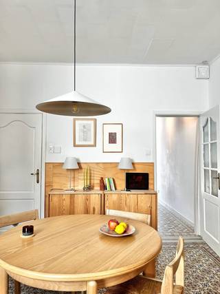 Op een boogscheut van het centrum van Gent staat onze charmante woning te koop.<br /><br />Het huis is gerenoveerd met stijl en met respect voor originele aspecten, zoals Victoriaanse tegels, open bakstenen muur en authentiek parket.<br /><br />Het huis beschikt over een ruime inkomhal met plaats voor fietsen, een apart toilet, eet- en leefruimte met toegang tot de keuken met berging en het kleine, maar gezellige zuidwestgerichte terras, en een grote, droge kelder.<br /><br />Op de 1ste verdieping bevindt zich de eerste, grote slaapkamer en een fantastische badkamer met ligbad, twee lavabos en een grote inloopdouche. De 2de verdieping is ingedeeld in een kantoor/werkruimte en een gezellige living, met toegang tot een ruime, en hoge mezzanine die momenteel dient als tweede slaapkamer. Deze verdieping kan als aparte duplex fungeren of ingedeeld worden tot twee extra slaapkamers.<br /><br />Het grootste voordeel: achter het huis bevindt zich een afgebakend perceel van 37 vierkante meter dat de toekomstige eigenaars voor een heel democratische prijs van Stad Gent kunnen kopen en inrichten als tuin.<br /><br />Het huis geniet van veel natuurlijk licht. Dankzij de zuidwestgerichtheid van de achtergevel, die de zon binnenbrengt in de eet- en leefruimte, de slaapkamer op de 1ste verdieping en de werkruimte op de 2de verdieping.<br /><br />De woning is voorzien van CV op gas met een gekeurde boiler, gekeurd elektriciteitsschema, digitale meters voor EGW en Fiber-aansluitingen. De kelder beschikt over een aansluiting voor een wasmachine. De keuken beschikt over een compacte vaatwasmachine. Met een EPC-score op de grens tussen D en C, bewaart het huis haar koelte in de zomer en warmte in de winter. Alle vensters zijn voorzien van minstens dubbel, dan wel driedubbel en zonwerend glas.<br /><br />Ons huis bevindt zich in een rustige straat in een vriendelijke wijk, en op 2 straten van de Gentse binnenring. Het huis heeft een Mobiscore van 9.2 met zowel tram- (T3) en (talloze) bushaltes op 200m met een snelle verbinding naar het historisch centrum.