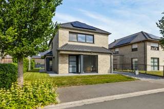 <p>Bent u op zoek naar een recente woning waar ruimte, comfort en energiezuinig wonen samenkomen? Dan kan deze open bebouwing in Ruddervoorde (Oostkamp) perfect aansluiten bij wat u zoekt. Gebouwd in 2012 en gelegen op een perceel van 450 m², biedt deze woning een bewoonbare oppervlakte van maar liefst 251 m² en een doordachte indeling die meteen aanvoelt als thuiskomen.</p><p>Via de inkomhal bereikt u de lichtrijke leefruimte met een aangename combinatie van zit- en eetplaats, die naadloos aansluit op de keuken en uitkijkt op de tuin en het terras. Op het gelijkvloers bevindt zich bovendien een extra kamer die vandaag dienstdoet als bureau, maar perfect kan ingericht worden als slaapkamer, ideaal voor wie gelijkvloers wil wonen of een zelfstandige activiteit overweegt.</p><p>Op de verdieping vindt u drie volwaardige slaapkamers en een ruime badkamer met dubbele wastafel, ligbad en douche. De woning is uitgerust met rolluiken, conforme elektriciteit en een gunstig EPC-label B (132 kWh/m²), wat zorgt voor een comfortabele en energiezuinige woonervaring.</p><p>De tuin met terras en de aanwezigheid van een garage maken het geheel compleet.</p><p>Bent u op zoek naar een woning waar u zonder zorgen kan intrekken en die tegelijk voldoende ruimte biedt voor uw gezin of plannen?</p>