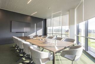 Business Center situeert zich op de gelijkvloerse verdiepingen van beide SkylinE40 kantoorgebouwenInbegrepen- Inrichting van de ruimte (meubilair...