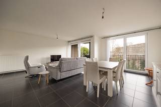 Op een ideale locatie in Lier, vlak bij winkels, scholen en openbaar vervoer, vind je dit verzorgde appartement. De combinatie van centraal en...