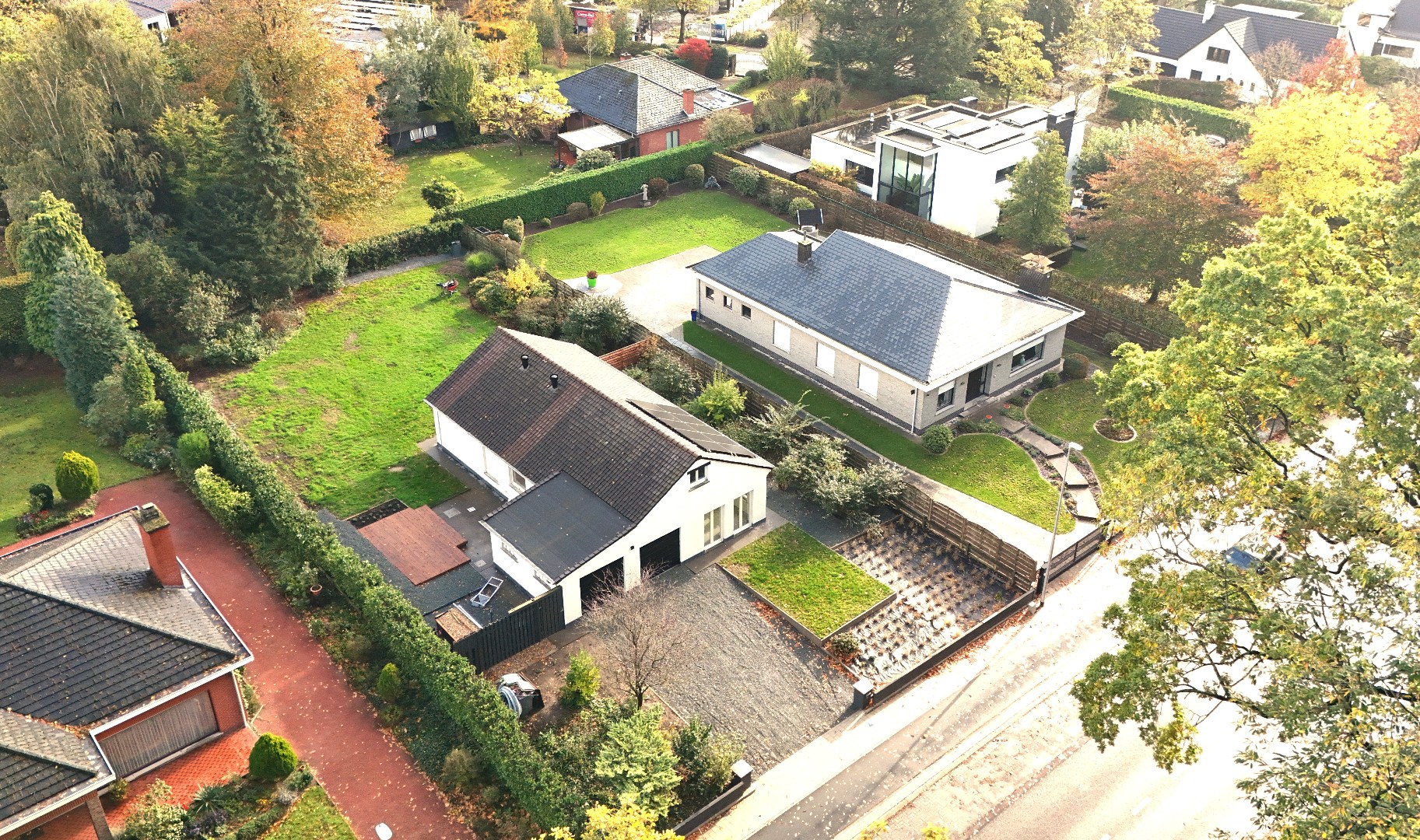Volledig gerenoveerde bungalow met tuin en dubbele garage te Waasmunster - foto 1