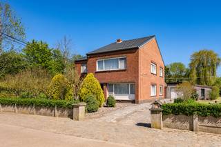 Bent u op zoek naar een woning met karakter, ruimte en een uitzonderlijk rustige ligging? Deze open bebouwing, opgericht in 1958, bevindt zich op een prachtig perceel van maar liefst 2.108 m² en biedt tal van mogelijkheden voor wie zijn droomwoning wil realiseren. Dankzij de landelijke en uiterst rustige ligging geniet u hier van maximale privacy en een groene omgeving, terwijl de ruime bewoonbare oppervlakte en de praktische indeling zorgen voor een solide basis om de woning volledig naar eigen smaak te moderniseren. De grote tuin met prieel vormt bovendien een ideale plek om te ontspannen en te genieten van het buitenleven.<br /><br /><strong><u>Indeling:</u></strong><br /><br /><strong>Gelijkvloers</strong>:
<ul>
<li>Inkomhal</li>
<li>Ruime woonkamer</li>
<li>Keuken</li>
<li>Wasplaats</li>
<li>Afzonderlijk toilet</li>
<li>CV-ruimte</li>
<li>Garage</li>
<li>Kelder</li>
</ul>
<strong>Eerste verdieping</strong>:
<ul>
<li>5 volwaardige slaapkamers</li>
<li>2 badkamers</li>
</ul>
Daarnaast beschikt de woning over een vaste trap naar de <strong>zolderverdieping</strong>, wat extra uitbreidingsmogelijkheden biedt.<br /><br /><strong>Extra troeven:</strong> Deze woning is voorzien van een regenwaterput, een septische put en een grondwaterput.<br /><br /><strong>Aandachtspunten</strong>:<br />De woning heeft een EPC-score van E, waardoor de renovatieverplichting van toepassing is. Dit biedt echter de kans om de woning volledig naar eigen smaak en hedendaagse normen te moderniseren.<br /><br /><strong>Conclusie</strong>:<br />Deze eigendom is een unieke opportuniteit voor wie op zoek is naar ruimte, rust en een woning met toekomstmogelijkheden. De absolute troef is zonder twijfel de ligging in een groene, stille omgeving.<br /><br />Ontdek deze woning nu al via de interactieve grondplannen met foto’s.<br />Surf naar www.wijns.be en klik op “virtueel bezoek”.<br /><br />📞 Voor meer informatie of een bezoek: 0473 33 33 33<br />✉️ philip@wijns.be