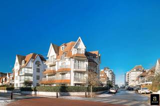 Offre rare : ce somptueux villa-penthouse clé en main de 298 m² est situé dans une résidence de standing à taille humaine, bénéficiant...