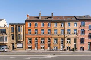 <p>Interessant opbrengsteigendom op topligging in Gent.</p>
<p>Welkom in dit veelzijdig pand gelegen aan de Rooigemlaan 496 in Gent, op een vlot bereikbare locatie vlakbij het historisch centrum, belangrijke invalswegen en tal van voorzieningen. Dit eigendom omvat twee appartementen en vormt een uitstekende opportuniteit voor zowel investeerders als eigen bewoners.</p>
<p>Het gebouw bestaat uit een ruim appartement van ca. 90m² met twee slaapkamers en een tweede appartement van ca. 60m² met één slaapkamer. Beide appartementen beschikken over een aangename leefruimte met veel natuurlijk licht, een geïnstalleerde badkamer en een afzonderlijk toilet. Dankzij de praktische indeling en de goede staat van onderhoud zijn beide entiteiten onmiddellijk inzetbaar voor eigen bewoning of verhuur.</p>
<p>Extra troeven van het pand:</p>
<ul>
<li>Verwarming op aardgas</li>
<li>Conforme elektriciteitskeuring</li>
<li>Asbestvrij</li>
<li>Interessant verhuurpotentieel</li>
<li>Centrale en vlot bereikbare ligging</li>
</ul>
<p>Dankzij de gunstige locatie bevinden winkels, openbaar vervoer, scholen en recreatiemogelijkheden zich op wandel- en fietsafstand. Bovendien zijn de Bourgoyen-Ossemeersen, de R4, E40 en E17 vlot bereikbaar.</p>
<p>Dit pand biedt tal van mogelijkheden: ideaal als investering met stabiel rendement, als combinatie van eigen bewoning met verhuurinkomsten of als toekomstgerichte vastgoedbelegging.</p>
<p>Zeer geschikt voor: investeerders, starters, co-housing, ouders met studerende kinderen, …</p>
<p>Ideaal als u op zoek bent naar een instapklaar eigendom met potentieel en een uitstekende ligging in Gent.</p>
<p>CONTACT: Thomas op 0474 26 27 58 of via info@vicusvastgoed.be</p>