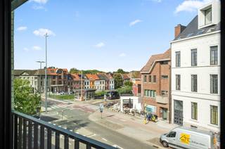 <p><span>Op de plaats van een industriële site, herrees dit statig brede gebouw met 4 luxe- appartementen, verdeeld over de eerste en tweede verdieping en gebouwd om de volgende eeuw te trotseren. Dit appartement is één van de vier exclusieve wooneenheden en wordt te koop aangeboden onder het registratierecht. Met de EPC A-score voldoet het appartement aan de energiedoelstelling van 2050. Het comfort wordt verhoogd dankzij: vloerverwarming, 6 zonnepanelen, een thuisbatterij van 5 kW, ventilatiesysteem C, 20 cm dakisolatie (EPDM uit één stuk), een warmtepomp, zonwerend glas, aluminium ramen, videofoon, enz. Dit appartement heeft een bruikbare vloeroppervlakte van ca. 100 m² en onderscheidt zich binnen het project door zijn eigen plafondhoogte, terrasoppervlakte, indeling, raamoppervlakte en uitzicht. De gemeenschappelijke delen maken indruk door: vloermatkader, fietsenberging (oplaadmogelijkheid), technische berging, led-strips en natuurstenen trapbekleding.  De brede living met eiken parket, open keuken en grote raampartijen, geeft u uitzicht op de Vaart en de Plaisancebrug. In de keuken met greeploze fronten en eiland, schittert het keramisch werkblad naast de Electrolux-apparaten: koelkast, freezer, kookplaat met geïntegreerde afzuiging, vaatwasser, microgolf en oven. Bij de afwerking werd veel aandacht besteed aan detail en kwaliteit, met onder meer praktisch te onderhouden ramen, verzorgd schilderwerk en perfect afgewerkte deuren. De badkamer is luxueus afgewerkt met douche/inloopdouche, digitale kraan, verlichte nis, eiken lavabomeubel, verwarmde spiegel en infraroodpaneel.  De master bedroom en tweede kamer met eiken parket, kijken uit op een betegeld terras met Thermowood wandafwerking. Een bijzonder energiezuinig en hoogwaardig afgewerkt appartement, één van slechts vier appartementen in dit exclusieve project.</span></p>