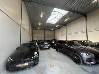 Nieuwbouw KMO-unit van 262 m² te huur in Lede vlak naast de Wichelsesteenweg. De unit van 262m² beschikt over een vrije hoogte van 6 meter, 2 parkeerplaatsen, sectionaalpoort en polybetonvloer. Mogelijkheid om aanliggende KMO unit van 239 m² met mezzanine van 72 m² bij te huren.<br />Beschikbaar vanaf 15/11/2026.<br /><br />Bij interesse, contacteer Structura.biz voor een bezoek ter plaatse.