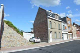 Deze te renoveren stadswoning is gelegen in het centrum van Ronse, en geniet van een uitstekende ontsluiting. Op 600m van de Grote Markt en het station.  Het goed ligt op een perceel van 132 m² en heeft een nuttige oppervlakte van 162m² (bvo). De gelijkvloerse verdieping bestaat uit een inkomhal, aparte leefruimte en eetruimte met keuken, toilet, badkamer met ligbad en berging.  Op het eerste verdiep treffen we 2 ruime slaapkamers + dressing. Via een vaste trap bereiken we de zolder met nog een kamer. Aan de zijkant van de woning is er een garage, alsook meerdere parkeerplaatsen voor de woning. Wenst u deze woning met centrale ligging te bezoeken? Wees er snel bij en plan een bezoek in via Vastgoed Lietaer op 055/500 007 of info@vastgoedlietaer.be. De woning beschikt over dubbel glas en een condenserende gasketel (2011). Door de recente wijzigingen van de registratierechten (verkooprechten) kan u mogelijks genieten van een voordeeltarief bij aankoop van deze woning (±1%). De eigendom is geen risicozone voor overstromingen en qua overstromingsgevoeligheid klasse C (G- en P-score). Enkel een schriftelijk bod aanvaard door de verkopers resulteert in enige verbintenis/verkoop. 