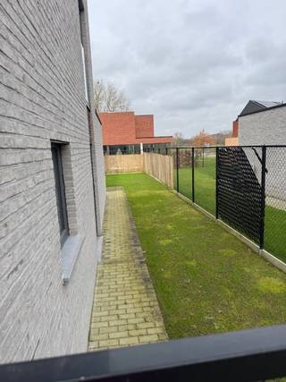 Deze prachtige nieuwbouw woning staat te huur vanaf 1 Juni.<br />Rustig gelegen in een volledig nieuwe wijk, oase van rust, dicht bij winkels, scholen en de N60.<br />Dichtbij de dorpskern, vlakbij is ook een wandelpad.<br />Vlakbij het centrum van Asper. <br />Deze woning heeft 3 slaapkamers, badkamer met bad en douche.<br />Er is een aangelegde afgesloten tuin met tuinhuis en een garage. <br /><br />BEZOEKDAG 22/03 van 10u-12u ENKEL OP AFSPRAAK => aurelie@dwimmo.be 