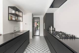 Bent u opzoek naar een prachtig afgewerkt huis met 3 ruime slaapkamers?<br />Dan is dit beslist iets voor u!<br /><br />Het huis is gelegen in een rustige straat vlakbij belangrijke invalswegen, openbaar vervoer en diverse handelszaken.<br /><br />U komt binnen in een leuke inkomhal dat toegang geeft tot de ruime leefruimte.<br />Deze beschikt over een mooie gashaard waar u gezellig vanuit u zetel kan van genieten.<br /><br />Verder is er aan de eetruimte een prachtige open keuken welke hoogwaardig is afgewerkt.<br />De combinatie van de strakke zwarte keuken, mooie tegeltjes en smeedijzeren deuren, maakt het plaatje compleet.<br /><br />Zowel de keuken als de leefruimte geeft toegang tot de mooie tuin met een riant terras.<br /><br />Op de eerste verdieping vindt u de ruime hoofdslaapkamer terug met ensuite dressing en een ensuite badkamer.<br />De badkamer is hoogwaardig afgewerkt voorzien van een vrijstaand designbad, inloopdouche, een zeer brede wastafel met onderbouwkasten en een toilet.<br /><br />Verder is er op de eerste verdieping nog een wasruimte voorzien.<br /><br />Op de tweede verdieping vinden we nog 2 ruime slaapkamers, beide ca. 15m2, terug.<br />Deze kamers delen een douchekamer met een inloopdouche en een wastafel met onderbouwkasten.<br /><br />Bovendien is hier ook nog een apart toilet aanwezig.<br /><br />Tenslote is er nog een zeer ruime kelder aanwezig<br /><br />Deze magnifieke woning is ideaal als u opzoek bent naar zowel een luxueuze binnen en buitenruimte.<br /><br />Eigen nutsvoorzieningen te voorzien.<br /><br />Huurprijs: 2100 euro/maand<br />Beschikbaar vanaf 1 november 2026.<br /><br /><br /><br />Contacteer LISTED voor een bezoek: +32 3 283 51 51