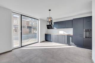 <p>Deze <strong>nieuwbouwwoning</strong> maakt deel uit van een project van 5 nieuwbouwwoningen. Geen casco toestanden hier, maar een <strong>instapklare, kwalitatief afgewerkte woning</strong> met zeer mooie ruimtes, overladen met natuurlijke lichtinval. Indeling als volgt: inkom met living en keuken, toilet en berging op het gelijkvloers. Eerste verdieping met badkamer met Italiaanse douche, ligbad, dubbel badkamermeubel, drie slaapkamers en een toilet vervolledigen dit verdiep. Verdieping 2 : twee zeer ruime slaapkamers. Aangename <strong>onderhoudsarme tuin met zuidgericht terras</strong>. Deze woning is werkelijk instapklaar. Zelf de verfwerken zijn uitgevoerd en de woning is voorzien van de laatste technieken qua isolatie, ventilatie en verwarming.</p><p><strong>*Prijzen vermeld in de advertentie zijn exclusief btw en kosten. </strong>(Maatregelen opgenomen in het maatregelenregister: neen)</p>