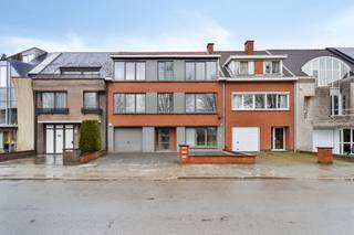 Dit te renoveren appartement op de eerste verdieping van een klein gebouw (zonder lift) ligt vlak tegenover het 'Mertensplein' en bestaat...