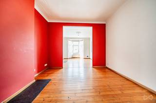 <p><span>🏡 </span><strong><span>EXCLUSIVITEIT – OPENHUIZENDAG OP ZONDAG 13 SEPTEMBER</span></strong></p>
<p><span>Deze zondag 13 september kunt u deze woning exclusief bezoeken tijdens onze opendeurdag, van 14u30 tot 15u30. Kom gerust langs, met of zonder afspraak!</span></p>
<p><strong><span>SCHAARBEEK – Jacques Jansenstraat 1</span></strong></p>
<p><span>WE INVEST Bruxelles-Europe stelt u exclusief voor, tijdens de Openhuizendag van zondag 13 september 2026, dit karaktervolle appartement van ongeveer 85 m², gelegen op de 2e verdieping van een Art-Decogebouw uit de jaren 1930, zonder lift.</span></p>
<p><span>Liefhebbers van charme en authenticiteit zullen zeker vallen voor de vele originele elementen die bewaard zijn gebleven: authentieke deuren, glas-in-loodramen, sierlijsten, marmeren schouwen en originele parketvloeren.</span></p>
<p><span>Het appartement is doorlopend en geniet van een mooie natuurlijke lichtinval. Het omvat een leefruimte, een functionele keuken, twee slaapruimtes, een badkamer, een afzonderlijk toilet en een ingerichte wasruimte. De huidige indeling bestaat uit een slaapkamer en een bureau/dressing in enfilade, waardoor verschillende indelingsmogelijkheden ontstaan naargelang uw behoeften.</span></p>
<p><span>Aan de achterzijde beschikt het appartement over een zuidoostelijk georiënteerd balkon met een open, rustige en groene zicht op het binnengebied van het huizenblok.</span></p>
<p><span>De keuken werd geplaatst rond 2007-2010 en is nog steeds functioneel. De badkamer en het toilet werden ongeveer 15 jaar geleden gerenoveerd.</span></p>
<p><span>Op technisch vlak beschikt het pand over een EPC E-, een conforme elektrische installatie en een verwarmingsketel die ongeveer 15 jaar geleden werd vervangen. Ook het dak en de afvoerleidingen van het gebouw werden gerenoveerd.</span></p>
<p><span>Een private kelder vervolledigt het geheel.</span></p>
<p><span>⚠️ De kleine mede-eigendom wordt momenteel beheerd zonder professionele syndicus.</span></p>
<p><span>📅 </span><strong><span>TE ONTDEKKEN IN PRIMEUR</span></strong></p>
<p><strong><span>Zondag 13 september 2026 – WE INVEST Openhuizendag</span></strong></p>
<p><span>Een unieke gelegenheid om dit Art-Decoappartement met 2 slaapkamers in Schaarbeek te ontdekken, waar karakter, aangename volumes, een balkon en een vrij uitzicht samenkomen.</span></p>
<p><span>📍 </span><strong><span>Jacques Jansenstraat 1 – 1030 Schaarbeek</span></strong></p>
<p><span>👉 </span><strong><span>Bezoeken uitsluitend op afspraak.</span></strong><span> Neem contact op met WE INVEST Bruxelles-Europe om uw tijdslot te reserveren.</span></p>
<p><span>Appartement te koop Schaarbeek | 2 slaapkamers | Art Deco | 85 m² | balkon | vrij uitzicht | karaktervol appartement | vastgoed Schaarbeek | Jacques Jansenstraat | Brussel.</span></p>
<p><strong><span>Meer zien? Ontdek alle panden die exclusief te bezoeken zijn op 13 september →</span></strong><span> </span><span>https://weinvest.be/fr-BE/search?at=Bruxelles&amp;c=4.35121%2C50.8551&amp;t=place&amp;exclusive=1&amp;src=seo-landing</span></p>