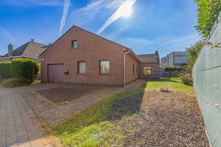 Deze aangename laagbouwwoning combineert comfort, ruimte en een rustige ligging met de nabijheid van alle dagelijkse voorzieningen.<br />De woning omvat een ruime inkomhal, gezellige leefruimte, mooie keuken, smaakvolle badkamer, bureau, 3 slaapkamers, berging, apart toilet, garage en een ruime zolder die tal van mogelijkheden biedt.<br />Buiten geniet je van een gezellige en onderhoudsvriendelijke tuin, ideaal om in alle rust te ontspannen.<br />Extra troeven zijn de conforme elektrische installatie en het goede EPC. Bovendien is de woning rustig gelegen, terwijl winkels, scholen, openbaar vervoer en andere voorzieningen vlot bereikbaar zijn. Voor alle info : dirk@berno.be