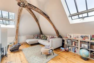 Ontdek deze lichtrijke en instapklare loft op de uitzonderlijke site van de oude Veeartsenschool te Anderlecht. Dit privé-domein van ongeveer 3,5 ha omvat verschillende geklasseerde gebouwen in Vlaamse neorenaissancestijl (1903), omringd door charmante koertjes en tuinen. Ideaal voor wie houdt van rust en groen, met tegelijkertijd alle stedelijke voorzieningen binnen handbereik.<br />Het appartement ligt op de eerste en bovenste verdieping (geen lift in het gebouw) en heeft een bewoonbare oppervlakte van circa 129m².<br /><br />Indeling: lichtrijke loft met open keuken, annex terras, eetgedeelte, gezellig salon, 2 slaapkamers en 2 douchekamers. <br /><br />Extra’s: 2 privé-kelders zijn inbegrepen + een parkeerplaats op het binnengebied. De site is in de laatste fase van ontwikkeling, met een prachtig park exclusief voor de bewoners. <br /><br />Momenteel is de loft verhuurd dus ook ideaal voor wie meteen wil genieten van zijn of haar investering. <br /><br />Uitstekende ligging:<br />•Op wandelafstand van het Zuidstation <br />•Dicht bij internationale verbindingen (Eurostar, TGV), openbaar vervoer, winkels en scholen<br />•Vlotte bereikbaarheid via de belangrijkste toegangswegen<br /><br />Mis deze kans niet! Contacteer ons voor meer informatie of een bezoek via 0477/38.99.74 of per mail: isa@woonkantoor.be