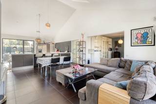 Ruimte, rust en potentieel op een topligging in Meldert!
Deze viergevelbungalow in het charmante Meldert (Aalst) combineert een aangename woonomgeving met een uitstekende ligging in het dorpscentrum. Een interessante opportuniteit voor gezinnen, koppels of wie zijn woondroom naar eigen wensen wil realiseren!
De woning beschikt op woonniveau over een inkomhal met toilet, een ruime en lichtrijke leefruimte met open keuken( vernieuwd '12) en zithoek/bureel, een garage met berging/waslokaal en een badkamer(vernieuwd '12). De zolderverdieping beschikt over 3 ruimten (eventueel bijkomende slaapkamers), reeds voorzien van verwarming, wat een mooie basis biedt om extra leefruimte te creëren en het wooncomfort verder uit te breiden.
Ook buiten heeft deze woning heel wat te bieden. Een zonnige tuin vormt de ideale plek om te ontspannen, gezellig samen te zijn met familie en vrienden of volop te genieten van het buitenleven. Bijkomend zijn er ook nog een 4-tal autostaanplaatsen.
De ligging is een absolute troef: kleuteronderwijs en basisschool bevinden zich in de onmiddellijke nabijheid, terwijl wandelaars en sportliefhebbers kunnen genieten van de vele recreatiemogelijkheden in de omgeving. Bovendien bent u dankzij de vlotte bereikbaarheid snel onderweg naar andere bestemmingen.
Kortom een woning met ruimte, uitbreidingsmogelijkheden en een aantrekkelijke ligging. Ontdek het potentieel van deze woning en maak een afspraak via kurt@immoaccenta.be.