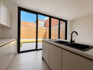 Gerenoveerde woning met stadstuin.
Deze ruime en instapklare woning werd recent volledig gerenoveerd en afgewerkt.
Op het gelijkvloers bevindt zich een lichtrijke en ruime woonkamer met aansluitend een moderne, volledig uitgeruste keuken. Vanuit de leefruimte heeft u toegang tot het gezellige tuintje.
De eerste verdieping beschikt over drie volwaardige slaapkamers en een badkamer, uitgerust met alle comfort.
Op de tweede verdieping bevindt zich een unieke extra troef: een volledig ingerichte ruimte met een tweede keuken, badkamer en een aparte slaapkamer. Deze verdieping kan perfect dienst doen als studio, ideaal voor inwonende familie, gasten.
Kortom, een veelzijdige woning met veel ruimte, privacy en mogelijkheden, volledig vernieuwd en klaar om in te trekken.
Interesse? Neem gerust contact op via onze website of info@bregotrust.be
Huurwaarborg: 4500 euro