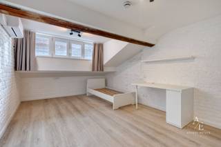 Deze eigendom wordt exclusief aangeboden door Access Estate, contacteer nu de dossierbeheerder Nathan via 0470 06 80 15 of nathan@accessestate.be<br /><br />INSTAPKLARE STUDENTENKAMER OP TOPLOCATIE – ONMIDDELLIJK BESCHIKBAAR<br /><br />Deze prachtige studentenkamer is onmiddellijk beschikbaar en bevindt zich in een volledig gerenoveerd, historisch gebouw op een topligging in het centrum, overal dichtbij.<br /><br />Een unieke combinatie van authentieke charme en moderne energiezuinigheid maakt dit een bijzonder aantrekkelijke opportuniteit voor zowel eigen gebruik als investering.<br /><br />De kamer beschikt over:<br /><br />- Private sanitaire ruimte (douche, toilet, lavabo in meubel)<br />- Eigen koelkast en microgolf<br />- Meubels inbegrepen (bureau, bed en vaste kast)<br /><br />Het gebouw biedt extra comfort dankzij:<br /><br />- Mooie gemeenschappelijke ruimtes<br />- Zonnepanelen gekoppeld aan het gebouw<br />- Verwarming via warmtepomp<br />- EPC-label B (energiezuinig)<br /><br />Dankzij de centrale ligging is dit een uiterst gegeerde studentenresidentie met sterke verhuurpotentie. Verwacht netto aanvangshuurrendement van 3,37% (+ meerwaarde) op basis van verhuur van andere units in het gebouw. Bovendien in een opkomende markt (+6,7% meer inschrijvingen op 1 jaar tijd).<br /><br />Verkoop onder registratierechten.<br /><br />Prijs: €156.000 (excl. kosten)<br /><br />Een ideale opportuniteit voor wie op zoek is naar een direct renderende en toekomstgerichte vastgoedinvestering op toplocatie. Spring nu op de kar van de stijgende vraag naar kwalitatief studentenvastgoed op een goede locatie in centrum Kortrijk!