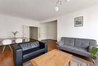 <p><span>Dit </span><span>prachtige appartement</span><span> is gelegen in de Van Breestraat in het centrum van Antwerpen. De </span><span>ligging is super centraal</span><span> met alle winkels, Stadspark, het centrum van Antwerpen en openbaar vervoer op wandelafstand. </span></p><p><span> </span></p><p><span>Dit instapklare appartement is gelegen op de </span><span>derde verdieping </span><span>en is bereikbaar met de trap of lift. We betreden het appartement in de </span><span>inkomhal.</span><span> Aan de </span><span>voorzijde</span><span> van het appartement bevindt zich de </span><span>lichtrijke leefruimte</span><span> met </span><span>keuken. </span><span>De keuken beschikt over een koelkast, oven, kookvuur, dampkap, afwasmachine en wasbak.</span><span> </span><span>Aan de achterzijde van het appartement bevinden zich </span><span>2 ruime slaapkamers</span><span>. Eén van de twee slaapkamers geeft toegang tot een aangenaam terras. De </span><span>badkamer</span><span> is voorzien van een ligbad met douche mogelijkheid, dubbele lavabo en aansluiting voor de wasmachine. Verder is er nog een </span><span>apart toilet</span><span> aanwezig. </span></p><p><span> </span></p><p><span>Indeling</span></p><p><span>- inkomhal</span></p><p><span>- gastentoilet</span></p><p><span>- woonkamer en eetkamer</span></p><p><span>- keuken</span></p><p><span>- terras 1</span></p><p><span>- slaapkamer 1 </span></p><p><span>- slaapkamer 2</span></p><p><span>- badkamer<br /><br /></span></p><p><span>Bijzonderheden</span><span><br />- lift</span></p><p><span>- algemene kosten: 110 euro per maand (provisie inclusief privé water)</span></p><p><span>- gas en elektriciteit op eigen meters</span></p><p><span>- beschikbaar vanaf 1 november 2026</span></p><p><span> </span></p><p><span>Ben jij geïnteresseerd in dit appartement te huur in Antwerpen centrum, ben je op zoek naar ander vastgoed of wens je de waarde van jouw eigendom te kennen? Dan ben je bij BOLT immo aan het juiste adres! Wij helpen jou graag verder.</span></p><p><span> </span></p>