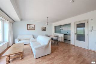 Dit charmante appartement van 53 m² is gelegen in Middelkerke en biedt een ideale pied-à-terre voor wie op zoek is naar comfort en praktische leefruimte. De woning beschikt over een optimale indeling met een ruime woonkamer-eetkamer die natuurlijk licht binnenkrijgt, een volledig uitgeruste keuken en een functionele badkamer.De woonkamer is voorzien van grote ramen die een aangename leefomgeving creëren met als extra troef mooi zicht. Het interieur combineert functionaliteit met gezelligheid en moderne afwerking. De geïntegreerde keuken is voorzien van standaardapparatuur en biedt voldoende werkruimte.De badkamer is praktisch ingedeeld met een badkuip, dubbel wastafelmeubel en toilet, afgewerkt met tegels.De ligging nabij winkels en voorzieningen maakt dagelijks leven aangenaam. De sterke punten zijn de heldere ruimten, praktische indeling en centrale ligging in het dorp. Dit is een aantrekkelijk beleggingsobject of woonruimte voor wie waarde hecht aan eenvoud en functionaliteit op een prime locatie aan de Belgische kust.