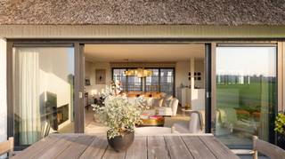 Deze ruime woning bevindt zich op het einde van de Bremlaan, in het Oude Knokke, op wandelafstand van de markt, de scholen en de winkelstraten en aan de rand van het Zoute.<br /><br />De woning beschikt over een bewoonbare oppervlakte van circa 320 m², met vier slaapkamers en evenveel badkamers, een inpandige garage en prachtige terrassen die een open polderzicht bieden met laatavondzon.<br /><br />Ruimte en licht vormen de centrale beleving van dit eigendom.<br />De grote raampartijen zorgen dankzij de oriëntatie voor veel natuurlijk licht en een sterke verbinding met de open omgeving.<br /><br />Op het gelijkvloers bevindt zich een volwaardige kamer, die vandaag uitstekend dienst doet als bureau.<br />De aparte bergruimte kan eenvoudig worden omgevormd tot extra douchekamer.<br /><br />In de inkomhal zijn een toilet en vestiairekasten voorzien, met rechtstreekse toegang tot de inpandige garage.<br /><br />De eerste verdieping herbergt de woonruimtes.<br />Een volledig uitgeruste keuken sluit rechtstreeks aan op de eet- en leefruimte, die directe toegang bieden tot het terras.<br />Dat terras vormt een natuurlijke verlenging van de leefruimtes en biedt een aangename plek om te ontspannen of buiten te tafelen.<br />Door de gunstige zongerichte oriëntatie kunt u hier nagenoeg de hele dag tot in de avond van de zon genieten.<br />Het open zicht en de groene omgeving versterken het gevoel van rust en ruimte.<br /><br />Op de tweede verdieping bevindt zich de masterbedroom met ingemaakte kasten en douchekamer.<br />Daarnaast is er een volwaardige derde slaapkamer met ingemaakte kasten en eigen badkamer, en een vierde kamer die vandaag dienst doet als ingerichte dressing, eveneens voorzien van een eigen douchekamer.<br /><br />De woning werd kwalitatief afgewerkt en is volledig instapklaar.<br />Een alarmsysteem is aanwezig, en met een EPC-score van 78 kWh/m² woont u hier zeer energiezuinig.<br /><br />Heeft u interesse? Contacteer ons voor alle bijkomende info of een bezoek.
