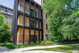In het geroemde Kanaalproject van Axel Vervoordt waar kunst, architectuur en stilte samensmelten, bevindt zich deze loft van ca. 240 m². Een...