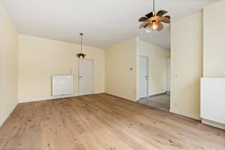 <p>Comfortabel appartement in het centrum van Sint-Gillis-Waas.</p>
<p>Dit appartement combineert een praktische indeling met een centrale ligging en een aangename buitenruimte. De lichtrijke woonkamer sluit mooi aan op de keuken en biedt een gezellige leefomgeving. Het ruime terras vormt een extra troef voor wie graag buiten geniet. Dankzij het EPC-label B woon je hier bovendien energiezuinig in een goed bereikbare omgeving nabij park, winkels en voorzieningen.</p>
<p>Belangrijkste ruimtes:<br />• Woonkamer (24 m²) met aangename lichtinval<br />• Keuken uitgerust met keramische kookplaat, oven, dampkap, koelkast, vaatwasser en spoelbak<br />• Slaapkamer<br />• Badkamer met inloopdouche en wastafel<br />• Apart toilet<br />• Berging met aansluiting voor wasmachine en droogkast<br />• Extra berging<br />• Terras (30 m²) met voldoende ruimte om buiten te ontspannen</p>
<p>Troeven:<br />• Centrale ligging in Sint-Gillis-Waas<br />• Ruim terras<br />• Energiezuinig appartement met EPC-label B</p>
<p> </p>
<p>Neem vandaag nog contact op met je ERA-makelaar voor een bezoek.</p>
<p>JOUW DROOMAPPARTEMENT. ZO GEVONDEN!</p>