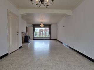 Sterke woning in beton met 3 garages, landelijke verzichten in Hulste.Bij het binnenkomen van de woning betreed je de ruime leefruimte met een mooi...