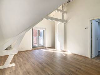 Het appartement op de eerste verdieping met eigen inkom op gelijkvloers gelegen in het centrum van Kalmthout beschikt over een ruime leefruimte...