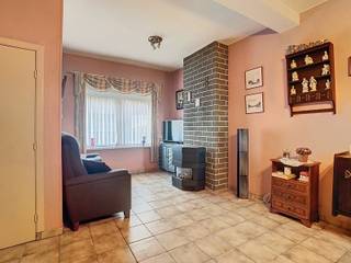 Centraal gelegen, Te renoveren woning met 2 SLPK én Tuin!Op een vlot bereikbare locatie, langs de Ouden Dendermondse Steenweg 219 te Aalst, vinden we...