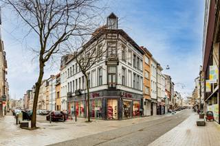 Prachtig handelspand op de hoek van de Offerandestraat en de Greinstraat. Het hoekpand bestaat uit een grote winkel op het gelijkvloers (ca 130...