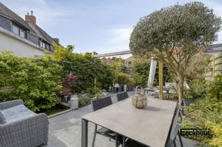 Deze woning bevindt zich in een rustige straat, op wandelafstand van het strand, bus- en tramhaltes en diverse winkels en supermarkten. Op slechts tien minuten fietsen staat men in het centrum van Oostende!<br />Het huis is werkelijk instapklaar en werd door de jaren heen gerenoveerd.<br />Op het gelijkvloers bevindt zich een handelszaak die bestaat uit een winkelruimte/ontvangstruimte, een gastentoilet, 2 bergingen waarvan één met aparte toegang naar de straat en één met afwasbak.<br />Het handelspand werd jarenlang succesvol uitgebaat als kapsalon. Door het verdwijnen van deze activiteit is er vandaag een duidelijke vraag naar een gelijkaardige dienstverlening in de buurt.<br />Daarnaast leent het pand zich uitstekend voor andere vrije beroepen, zoals een nagelstudio, schoonheidsinstituut, hondentrimsalon, medische praktijk,... Verder kan dit handelsgedeelte eenvoudig worden ingericht als polyvalente ruimte of hobbyruimte of bestaat de mogelijkheid om dit gedeelte om te vormen tot een ruime garage mits het bekomen van een bouwvergunning.<br />Het woongedeelte (bereikbaar via een aparte inkomdeur) is ingedeeld als volgt:<br />- op het gelijkvloers; inkomhal, zeer ruime en lichtrijke woonkamer bestaande uit eet- en zithoek, open, geïnstalleerde keuken met mooi granieten werkblad, toegang tot de zonnige en onderhoudsvriendelijke tuin (met uitweg achteraan de woning), berging met aansluiting voor wasmachine;<br />- op de eerste verdieping: nachthal, 3 slaapkamers waarvan één met inbouwmeubels, badkamer met lavabomeubel, toilet en inloopdouche;<br />- op de tweede verdieping: 4e slaapkamer met 'zoldermezzanine" en berging.<br />De elektrische installatie is conform de geldende normen. Bovendien is het pand uitgerust met zonnepanelen met groenestroomcertificaten, die nog ongeveer vijf jaar recht geven op premies van circa € 1.000 per jaar. Waterontharder aanwezig. <br />De ramen werden 8 jaar geleden vernieuwd.<br />Kom zelf de vele troeven van deze moderne woning ontdekken en vraag nu je bezoek aan!