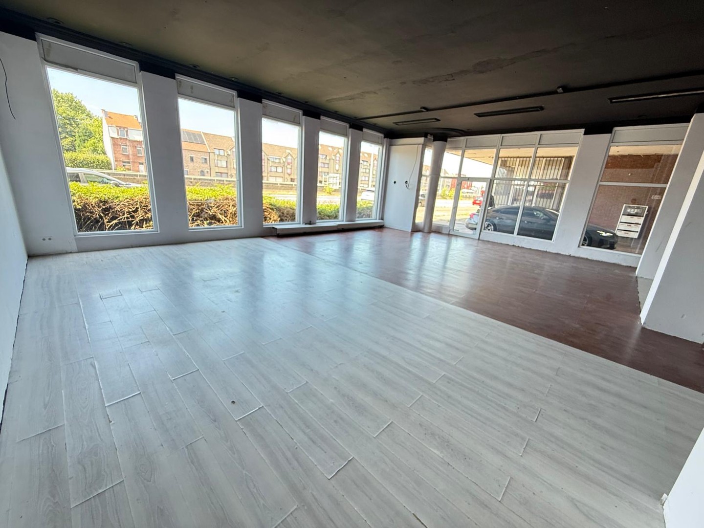 Gelijkvloerse winkelruimte van +/- 136 m² op uitermate centrale ligging in de onmiddellijke nabijheid van grote verbindingswegen. Algemene onkosten : € 100/mnd.
Beschikbaarheid overeen te komen. - photo 4