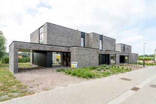 Lot 70 | 590 m² perceelsoppervlakte
Deze halfopen woning biedt alle ruimte voor comfortabel wonen. Met 4 slaapkamers, een open leefruimte, een carport en een zuidgerichte tuin geniet je van een woning die klaar is voor de toekomst. Binnenin kies je zelf de afwerking, zodat alles volledig aansluit bij jouw smaak en woonwensen.