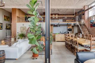 www.doorniksesteenweg151loft211.beDeze extreem ruime loft met maar liefst 267m² bewoonbare oppervlakte geniet van 5m hoge ramen die de volledige ruimte omarmen in natuurlijk licht. Afgewerkt met duurzame materialen van topkwaliteit zoals een vloer in natuursteen: DESERTSTONE, Eiken vloer met volle kern, een balustrade in ambachtelijke smeedwerk. Dit gecombineerde met authentieke elementen die gereïntegreerd werden vanuit de oorspronkelijke spinnerij. De loft verwelkomt u met impressionante inkomhal met hoge ingemaakte kasten met doorgang naar een zeer ruime leefruimte met prachtige lichtinval en een open inrichting. Een royale zithoek met 4K Homecinema, een biljart ruimte, aparte bar met onbijthoek, eetplaats voor 12 personen, een volledig ingerichte, open keuken. Vanuit de leefruimte is er zicht en toegang via het grote schuifraam naar het terras van 42m², waar je gezellig kan vertoeven in alle stilte en privacy. De badkamer verwelkomt je in een relaxerende sfeer. Uitgerust met een luxe 2-persoonbubbelbad, dubbele open douches, dubbele wastafel, een toilet, een infrarood sauna en als kers op de taart een authentieke, eiken wijnton die werd omgebouwd naar een Finse Sauna. De ultieme badkamer die zorgt voor perfecte ontspanning. Aan de keuken, paalt ook nog handige, technische berging en een apart toilet met wastafel en urinoir. Op de mezzanine verdieping, toegankelijk via de authentieke trap uit de spinnerij, bevinden zich 2 slaapruimtes en een open bureaugedeelte. Afgewerkt met ambachtelijk smeedijzeren balustrade en ingebouwde eiken kleerkasten. Voorzien van vloerverwarming op gas, een conforme elektriciteit en zonnewering/-gordijnen aan alle ramen is deze loft volledig instapklaar! Er bestaat een mogelijkheid om een ondergrondse garage voor 4 wagens met groot atelier bij te kopen voor €66.000. Deze unieke leefomgeving van de GROOTTE FABRIEKE biedt tal van faciliteiten voor haar bewoners. Zo zijn er meerdere gemeenschappelijke tuinzones, een lounge area met petanque en barbeque mogelijkheden en een museumcafé waar privé evenementen kunnen doorgaan. Er staan nog verschillende projecten op punt om uitgevoerd te worden zoals een polyvalente zaal en een groene binnentuin aan de West-zijde. Meer info of een bezoek? Contacteer Stein via 0468 41 38 48 of stein@immovercoutere.be
