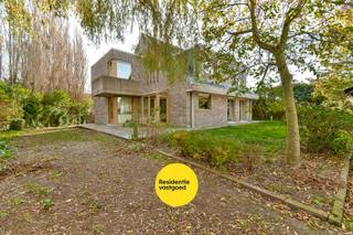 In een rustige en groene woonomgeving ontdek je deze vrijstaande woning met een ruime tuin rondom. Dankzij haar doordachte indeling, talrijke kamers en praktische opbergmogelijkheden vormt ze een ideale gezinswoning met tal van gebruiksmogelijkheden. De leefruimte sluit mooi aan op de veranda, waardoor je een aangename verbinding hebt met de tuin. Daarnaast vind je op het gelijkvloers de keuken en een extra kamer die perfect dienst kan doen als bureau of slaapkamer.<br />Op de verdieping bevinden zich drie comfortabele slaapkamers, een badkamer én een bijkomende ruimte die je volledig naar wens kan inrichten — ideaal als hobbykamer, werkplek of ontspanningsruimte. Daarbovenop beschikt de woning nog over een zolder én een kelderverdieping met garage, technische ruimte en extra stockage.<br /><br />Buiten geniet je van een bijzonder ruim perceel dat volop mogelijkheden biedt voor tuinliefhebbers, spelende kinderen of wie gewoon graag van rust en privacy houdt.<br /><br />Ontvang een gratis en vrijblijvende schatting van uw eigendom via:<br />www.residentievastgoed.be/gratisonlineschatten<br /><br />EPC: 359 kWh/m² - UC: 3734816 ~ Vg, Wg, Gvkr, Gvv, Gmo ~ Ref. MI24130