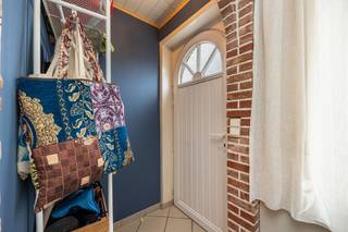 <p><span>Op zoek naar een instapklare woning met een uitstekende ligging? </span></p><p><span>Deze charmante rijwoning combineert comfortabel wonen met de nabijheid van het centrum van Aarschot. </span></p><p><span> </span></p><p><span>Op het gelijkvloers beschikt de woning over een gezellige leefruimte met een open, hedendaags ingerichte keuken. </span></p><p><span>Verder vinden we hier een apart toilet en een praktische badkamer. </span></p><p><span> </span></p><p><span>De eerste verdieping omvat twee mooie, volwaardige kamers, die naar wens kunnen worden ingericht als slaapkamers, bureau of hobbyruimte. </span></p><p><span> </span></p><p><span>Een absolute troef is het ruime terras, waar je in alle rust kunt genieten van zonnige dagen. </span></p><p><span>Achteraan bevindt zich bovendien een ruime bergplaats, ideaal voor fietsen, tuinmateriaal en extra stockage. </span></p><p><span> </span></p><p><span>De ligging maakt deze woning bijzonder interessant: rustig wonen en toch vlak bij het centrum van Aarschot, met winkels, scholen, horeca en alle dagelijkse voorzieningen op korte afstand. </span></p><p><span>Bovendien is er gratis parkeergelegenheid in de onmiddellijke omgeving. </span></p><p><span> </span></p><p><span>Interesse? Contacteer ons via 16 15 31 19 of info@immolivit.be</span><span> </span></p><p><span> </span></p>