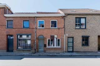 Op zoek naar een huis met buitenruimte èn gelegen in een rustige buurt te centrum Hamme? Lees snel verder!<br />Deze eigendom is gelegen te hartje Hamme en op wandelafstand/fietsafstand van scholen, winkels en openbaar vervoer. Met een Mobiscore van 8,7/10 is werkelijk alles vlakbij! Ook de E17 en N41,N70 zijn vlot bereikbaar. <br /><br />Een eigendom die goed onderhouden is en momenteel verhuurd.<br /><br />We betreden de woning via de inkomhal die uitgeeft op de woonkamer en trap naar boven. De leefruimte beschikt over voldoende licht.<br />Aan de leefruimte grenst de badkamer en de keuken. Deze beschikt over de nodige opbergruimte.<br /><br />Op de bovenverdieping vinden we de 3 slaapkamers.<br /><br />Langs de keuken komen we in de buitenruimte terecht. Deze werd aangelegd en is onderhoudsvriendelijk ingericht met tegels en plantenbakken. <br /><br />Deze woning is niet alleen geschikt voor wie op zoek is naar een aangename thuis in Hamme, maar ook als investering voor verhuring.