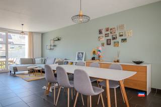 <p><span>HOBOKEN | INSTAPKLARE WONING MET VIER SLAAPKAMERS, TUIN EN GARAGEBOX | EPC B |</span></p><p><span>Deze recente woning uit 2006 is de ideale keuze voor gezinnen of kopers die op zoek zijn naar een instapklare woning die ruimte, sfeer en een kwalitatieve afwerking biedt! </span></p><p><span>De ligging combineert rust met bereikbaarheid, waardoor u geniet van een aangename woonomgeving.</span><span> </span></p><p><span>Indeling als volgt : gelijkvloers : voortuin - inkomhal - gastentoilet - lichtrijke leef- en eetruimte - knappe, open, geïnstalleerde keuken met hoogwaardige materialen (fineerhout/dekton werkblad) en toestellen (ATAG/NOVY) - bergruimte - mooie onderhoudsvriendelijke tuin met terras, zonnewering en tuinhuis.</span></p><p><span>Eerste verdieping : traphal - 3 slaapkamers - badkamer met ligbad/douche en dubbele lavabo - toilet.</span></p><p><span>Tweede verdieping: ruime master bedroom (25m²!) met ingebouwde kasten - badkamer met inloopdouche, lavabo en toilet.</span></p><p><span>Zolder: extra bergruimte bereikbaar via trektrap.</span></p><p><span>Garagebox achterliggend via tuin bereikbaar via doorgangsweg.</span></p><p><span> </span></p><p><span>Extra troeven: </span></p><ul><li><span>EPC B - energiezuinig </span></li><li><span>Recent nieuwe hoogrendementscondensatieketel (2020) en slimme thermostaat</span></li><li><span>Elektriciteit conform AREI</span></li><li><span>Digitale meters (gas/elektriciteit/water) en fiber internet </span></li><li><span>Vliegenramen en zonnescherm aanwezig</span></li><li><span>Badkamer en keuken vernieuwd in 2020</span></li><li><span>Garagebox (17m²) met manuele poort inbegrepen</span></li><li><span>Voortuin en extra parkeergelegenheid voor de deur</span></li><li><span>Zeer gunstig gelegen in een woonwijk, nabij winkels, sportcentrum, openbaar vervoer, scholen en alle grote invalswegen.</span></li></ul><p><span> </span></p>