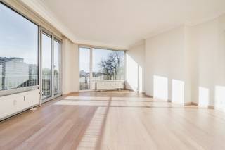 <p><span>Prachtig, lichtrijk appartement op de 3de verdieping met uniek zicht op de Squares. Inkomhal met vestiaire. Ruime leefruimte met zicht op Ambiorix & Marguerite. Volledig ingerichte keuken (kookvuur, dampkap, oven, frigo, diepvries, afwasmachine). Ruime slaapkamer. Badkamer (lavabo, bad/douche, toilet). Privatieve kelder en parkingplaats in het gebouw (+ 100€). Zeer goede ligging, vlakbij Schuman, Square Ambiorix, de Europese Instellingen en het openbaar vervoer. </span></p><p><span> </span></p>